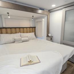 2025 Paradigm 295MK Interior